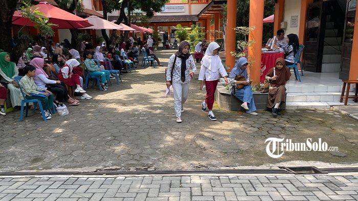 SPMB SMP 2025 - Suasana pendaftaran di SMP Negeri 1 Sukoharjo, Rabu (25/6/2025). Diketahui, Sistem Penerimaan Murid Baru (SPMB) tahun ajaran 2025/2026 tingkat Sekolah Menengah Pertama (SMP) di Kabupaten Sukoharjo pada hari kedua masih ramai. 