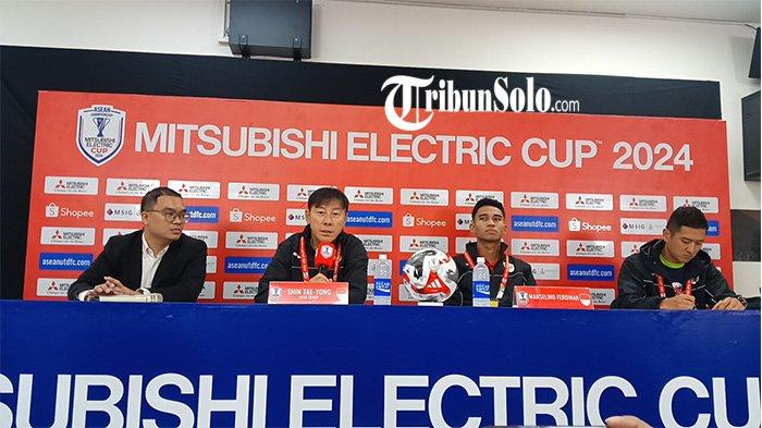 Pelatih Timnas Indonesia Shin Tae-yong dan pemain Timnas Marselino Ferdinan saat jumpa pers sebelum pertandingan di Stadion Manahan Solo, Rabu (11/12/2024) sore.