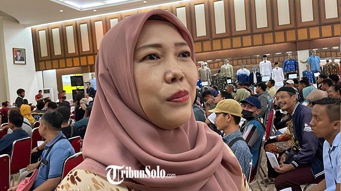 SULIT CARI KERJA. Lina Damayanti, salah satu mantan karyawan PT Sritex Sukoharjo yang telah bekerja selama delapan tahun di bagian Inspecting Weaving III, saat ditemui di Pabrik Sritex, Jumat (7/3/2025). Lina yang menjadi satu dari ribuan buruh Sritex Grup yang di-PHK massal per 1 Maret, mengungkapkan kesulitan mencari pekerjaan baru lantaran terpentok usia yang tak lagi muda.