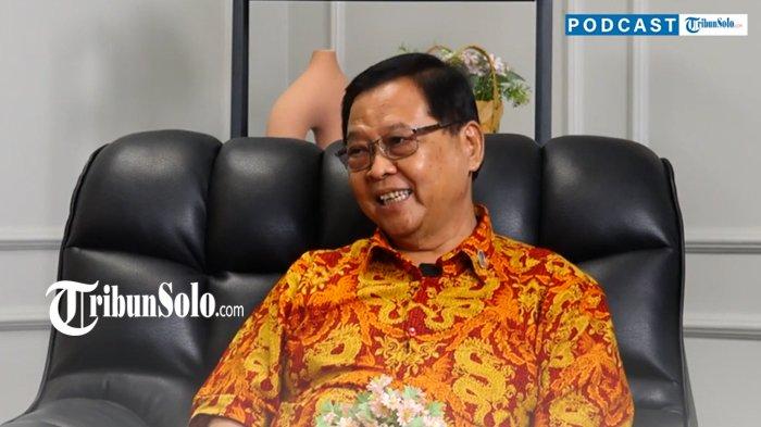 SUMARTONO HADINOTO. Ketua Perkumpulan Masyarakat Surakarta (PMS) Sumartono Hadinoto saat podcast di kantor TribunSolo.com, Klodran, Karanganyar, Senin (27/1/2025) lalu. Sumartono menjadi salah satu korban kerusuhan Mei 1998 silam. Rumahnya dilempari batu oleh massa.