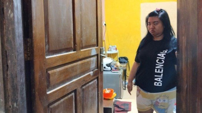 Saksi menunjukkan bekas tendangan di pintu kosnya saat terjadi penembakan di Pusponjolo Selatan 126, Bojongsalaman Kecamatan Semarang Barat, Kota Semarang.