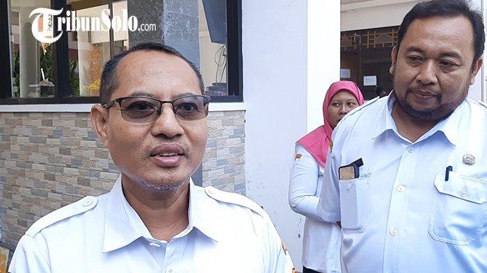 PIHAK SMKN 2 SOLO BUKA SUARA. Salah satu Tim Penginput PDSS SMKN 2 Solo, Joko Widodo saat ditemui TribunSolo.com, Rabu (5/2/2025). Pihak sekolah mengkambinghitamkan kegagalan finalisasi PPDS tersebut lantaran karena kendala sistem. Permasalahan disebut bermula dari rumitnya proses penggantian data siswa yang eligible untuk mendaftar SNBP.