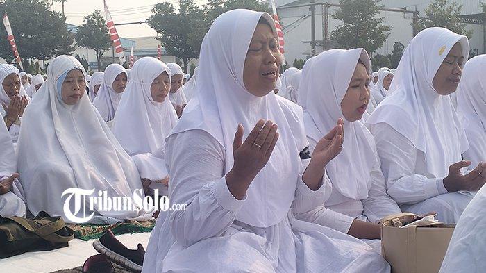 Salah satu karyawan PT Sritex Sukoharjo menangis saat melakukan doa bersama, Jumat (15/11/2024).