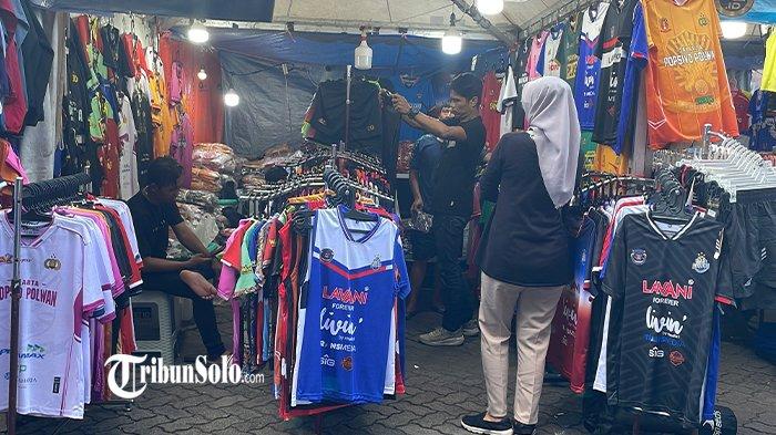 JERSEY MEGAWATI LARIS - Salah satu pedagang atribut dan jersey klub voli yang berjualan di depan GOR Sritex Arena Solo, Kamis (1/5/2025). Gelaran Final Four pekan ketiga Proliga 2025 yang berlangsung di GOR Sritex Arena Solo, Kamis (1/5/2025), tak hanya membawa euforia bagi pecinta bola voli, tetapi juga membawa berkah ekonomi bagi para pedagang. 