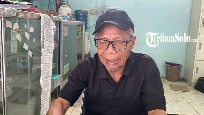 PANEN KELUHAN WARGA SOAL GAS 3 KG. Salah satu pemilik pangkalan gas di Jetis, Sukoharjo, H. Muryono Ismo Hartono (72), saat ditemui TribunSolo.com, Selasa (4/2/2025). Kebijakan pengecer tidak lagi diperbolehkan membeli gas 3 kg untuk dijual kembali menimbulkan keluhan dari warga Sukoharjo.