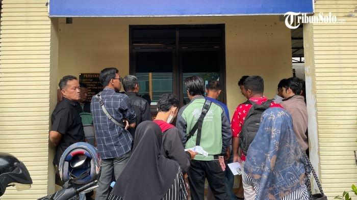 RAMAI : Suasana Samsat Sukoharjo di hari ke 2 pemutihan pajak Bermotor, Kamis (10/4/2025). Program pemutihan pajak kendaraan bermotor yang diluncurkan oleh Pemerintah Provinsi Jawa Tengah pada 8 April 2025 disambut antusias oleh warga Kabupaten Sukoharjo.