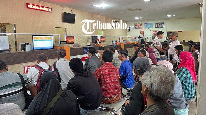 PEMUTIHAN PAJAK KENDARAAN. Suasana Samsat Sukoharjo di hari ke 2 pemutihan pajak Bermotor, Rabu (9/4/2025). Tingkat pembayaran wajib pajak bermotor di Samsat Sukoharjo mengalami peningkatan secara signifikan.