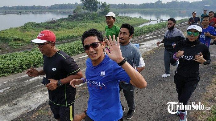 Sandiaga S Uno saat lari bersama Komunitas Runner Solo di Waduk Cengklik, Kecamatan Ngemplak, Kabupaten Boyolali, Minggu (30/12/2018).