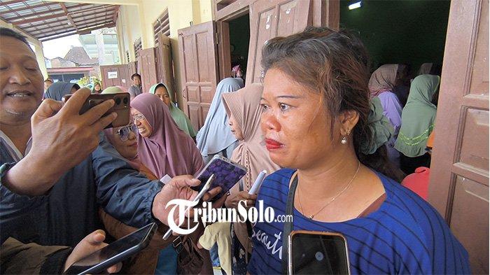 TANGIS HARU. Warga mendapat THR dari pemerintah Desa Wunut di Kecamatan Tulung, Kabupaten Klaten, hari ini Selasa (18/3/2025). Tangis haru sempat menyelimuti seorang ibu anak 7, ketika menjadi penerima terbanyak tunjangan hari raya (THR) dari pemerintah Desa Wunut, Kecamatan Tulung, Kabupaten Klaten, hari ini Selasa (18/3/2025). Tribun Solo / Zharfan Muhana