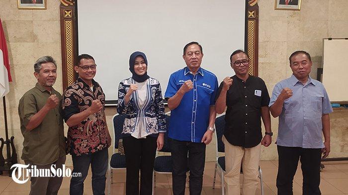 Bakal calon wakil wali kota Solo, Astrid Widayani bersama Ketua DPD PAN Solo, Achmad Sapari.