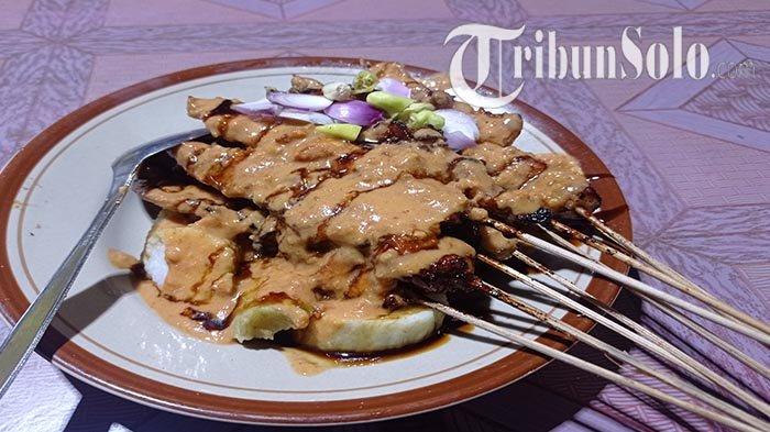 Sate Ayam Pak Kabul di Jalan Salak 3, Lingkungan Gerdu, Kelurahan Giripurwo, Kecamatan/Kabupaten Wonogiri.