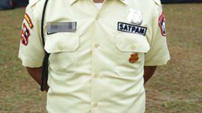 BAJU SATPAM. Seragam Satuan Pengamanan (Satpam) warna krem dikenalkan dalam acara HUT ke-41 Satpam di Lapangan Bhayangkara, Mabes Polri, Jakarta, Rabu (2/2/2022). Pihak kepolisian berhasil mengamankan Satpam sekolah di Sleman yang tergabung di jaringan pemasok senjata KKB. (KOMPAS.com/KRISTIANTO PURNOMO)