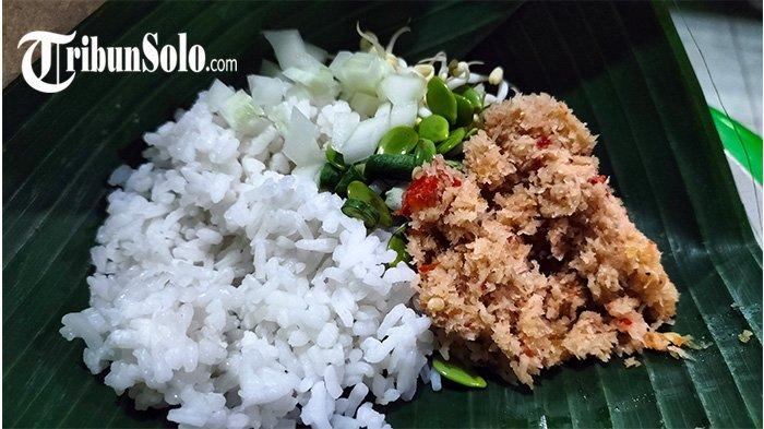 Satu porsi nasi trancam ala Lesehan Mbah Line di belakang Poltas Sragen.