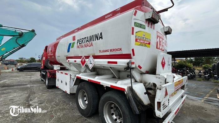TRUK TANGKI : Satu unit truk tangki dalam kasus dugaan oplosan BBM jenis Pertalite dengan air di SPBU Trucuk Klaten digelar di Mapolres Klaten, Kamis (10/4/2025) sore. Truk tersebut diduga digunakan pelaku untuk melakukan tindak pidana menyalahgunakan pengangkutan BBM yang disubsidi.