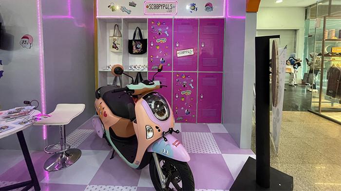 TAMPIL CIAMIK. Booth Honda Scoopy X Paddy kini dapat dijumpai mulai 26 – 30 Juli 2025 di Java Mall Semarang. Kolaborasi asik ini telah memikat hati warga Semarang bahkan sejak hari pertama digelar, terbukti ada total lebih dari 250 pengunjung hadir bermain serta berinteraksi aktif di booth ini dari pagi hingga malam hari.