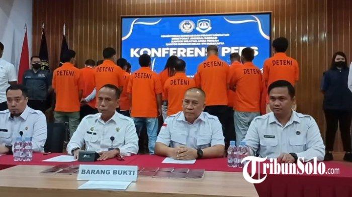 DPEORTASI WNA - Sebanyak 20 warga negara asing (WNA) asal Republik Rakyat Tiongkok (RRT) atau China dideportasi oleh Kementerian Imigrasi RI melalui Kantor Imigrasi Kelas I TPI Surakarta ke negara asalnya pada, Senin (14/7/2025) pukul 01.00 WIB dini hari.