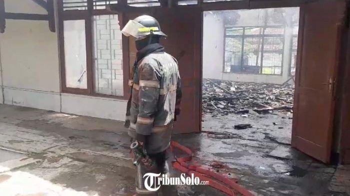 HANGUS TERBAKAR : Sebuah bangunan tua yang digunakan untuk produksi kain perca menjadi kapas di Pabelan, Kartasura, Kabupaten Sukoharjo, terbakar pada Selasa (11/2/2025). Peristiwa itu terjadi sekitar pukul 09.45 WIB dan menghanguskan sebagian besar bangunan dan bahan produksi di dalamnya.