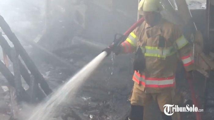 HANGUS TERBAKAR : Sebuah bangunan tua yang digunakan untuk produksi kain perca menjadi kapas di Pabelan, Kartasura, Kabupaten Sukoharjo, terbakar pada Selasa (11/2/2025). Peristiwa itu terjadi sekitar pukul 09.45 WIB dan menghanguskan sebagian besar bangunan dan bahan produksi di dalamnya.