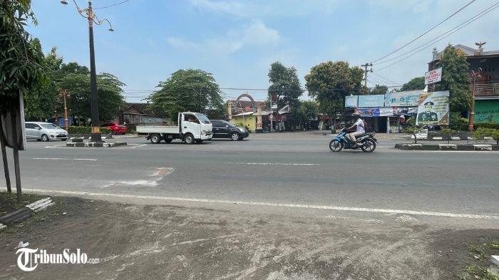 KECELAKAAN MAUT : Sebuah kecelakaan lalu lintas yang melibatkan dua sepeda motor dan satu mobil terekam kamera CCTV di Kabupaten Sukoharjo pada Senin (24/2/2025). Kecelakaan ini mengakibatkan dua orang pengendara dan pembonceng sepeda motor meninggal dunia.