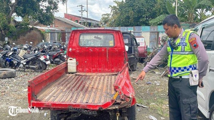 AKIBAT NEKAT : Sebuah mobil Daihatsu Hijet warna merah tertemper Kereta Api Batara Kresna di perlintasan Desa Pandeyan, Kecamatan Grogol, Kabupaten Sukoharjo pada Minggu (23/5/2025). Meski demikian, dalam laka Kereta Api Batara Kresna tersebut tidak memakan korban jiwa.