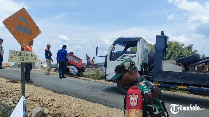 AKIBAT NEKAT : Sebuah mobil Daihatsu Hijet warna merah tertemper Kereta Api Batara Kresna di perlintasan Desa Pandeyan, Kecamatan Grogol, Kabupaten Sukoharjo pada Minggu (23/5/2025). Meski demikian, dalam laka Kereta Api Batara Kresna tersebut tidak memakan korban jiwa.