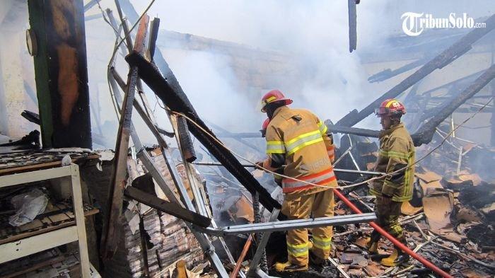 DILALAP API - Sebuah pabrik kertas pembungkus makanan di Desa Bolopleret, Kecamatan Juwiring, Kabupaten Klaten, Jumat terbakar (18/4/2025). Situasi kebakaran menyebabkan karyawan sempat panik.