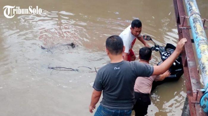 TERCEBUR KE SUNGAI. Sebuah sepeda motor Honda PCX D-5063-ZCX ditemukan tak bertuan tercebur di Bantaran aliran sungai Citywalk atau tepatnya Depan Perumahan Puri Lestari, Desa Sidorejo, Kecamatan Bendosari, Kabupaten Sukoharjo pada Minggu (2/2/2025). Sepeda motor itu ditemukan warga sekitar pukul 04.45 WIB.