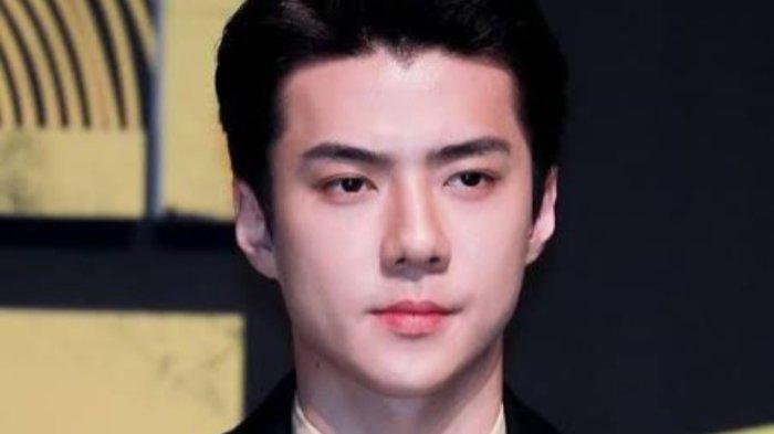 Lagi Wamil, Sehun EXO Diisukan Jalan Bareng Wanita yang Diduga