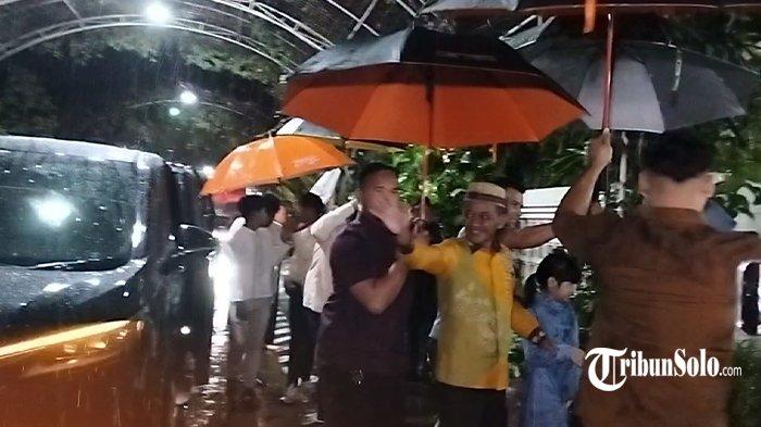ELIT GOLKAR KE SOLO - Sejumlah elit Partai Golkar, termasuk sang Ketum Bahlil Lahadalia saat mendatangi kediaman Presiden ke-7 RI Jokowi di Sumber, Solo, Selasa (8/4/2025). Tak hanya Bahlil, dalam kesempatan itu terlihat pula Menteri Kependudukan dan Pembangunan Keluarga Wihaji, hingga Bupati Sragen Sigit Pamungkas.