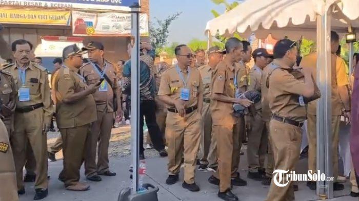 JALAN KAKI - Sejumlah kepala desa dari seluruh Jawa Tengah mulai berdatangan ke Desa Bentangan, Kecamatan Wonosari, Kabupaten Klaten, untuk menghadiri acara peresmian Koperasi Merah Putih, Senin (21/7/2025). Menariknya, para kepala desa menempuh perjalanan sekitar 1 kilometer dengan berjalan kaki dari titik transit menuju lokasi utama peresmian.