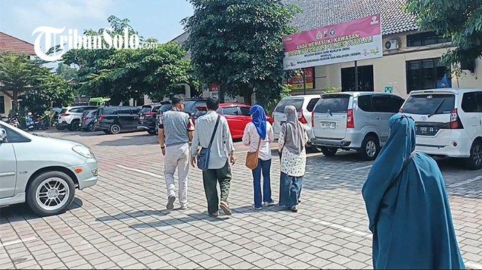 BUAT LAPORAN. Belasan nasabah Koperasi BLN tiba di Mapolres Boyolali, Kamis (12/6/2025) sekira pukul 10.15 WIB. Jika ditotal kerugian yang dialami 12 korban ini mencapai Rp 5-6 Miliar.