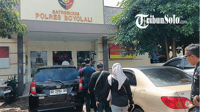 DATANGI POLRES BOYOLALI. Nasabah Koperasi BLN saat mendatangi Polres Boyolali, Rabu (14/5/2025). Kedatangan mereka untuk mengadukan dugaan penipuan yang dilakukan koperasi BLN.