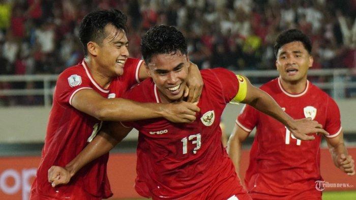 Selebrasi pesepak bola Timnas Indonesia, Muhammad Ferrari (tengah) setelah mencetak gol saat melawan Laos pada ajang Piala AFF 2024 di Stadion Manahan, Solo, Kamis (12/12/2024) malam. Timnas Indonesia ditahan imbang Laos dengan skor 3-3 dan diwarnai dengan kartu merah Marselino Ferdinan. Tribun Solo/Muhammad Nursina