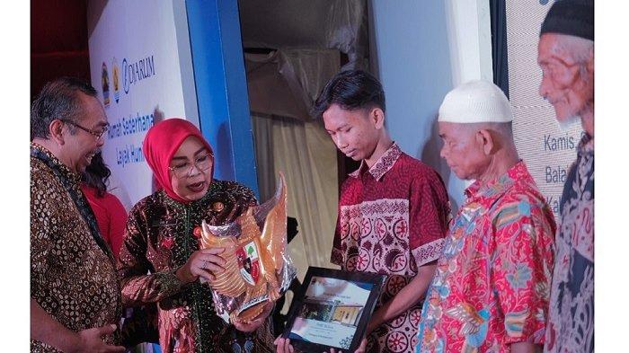 Senior Manager Public Affairs PT Djarum Djarum Purwono Nugroho (kiri) dan Bupati Grobogan, Hj. Sri Sumarni SH, MM (kedua dari kiri) melakukan serah terima simbolis kepada para penerima bantuan Rumah Sederhana Layak Huni di Kabupaten Grobogan, Jawa Tengah.