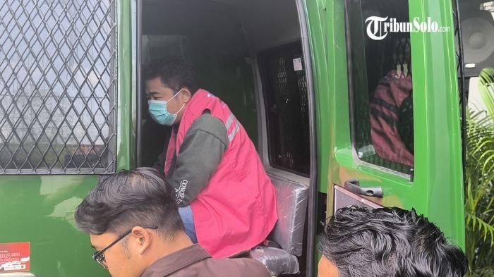 KENAKAN ROMPI TAHANAN - Seorang eks mantri bank plat merah kenakan rompi tahanan korupsi, usai ditetapkan tersangka oleh Kejari Klaten, Rabu (2/7/2025). Ia melakukan aksinya di 2 lokasi berbeda, yakni kantor unit Kecamatan Karanganom pada 2020-2021 dan di Kecamatan Klaten Utara pada 2022-2024.