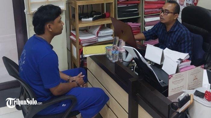 DIBEKUK : Seorang pelaku penadah motor saat diinterogasi polisi, Minggu (20/4/2025). Kepolisian Resor (Polres) Sukoharjo mengungkap kasus pencurian dan penadahan sepeda motor yang terjadi pada 10 April 2025 lalu.