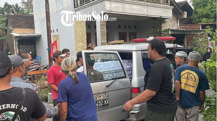 DITEMUKAN TEWAS. Seorang pemuda asal Desa Langenharjo, Kecamatan Grogol, Kabupaten Sukoharjo, berinisial TDA (20), ditemukan dalam kondisi mengenaskan di selatan Alfamart Gedangan, Kecamatan Grogol, Kamis (15/5/2025) dini hari. Kapolres Sukoharjo AKBP Anggaito Hadi Prabowo melalui Kasat Reskrim AKP Zaenudin mengatakan kejadian ini antara kelompok gangster.