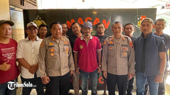 KORBAN PENSUSUKAN - Seorang pengemudi ojek online, Taufik Ismail (48), menjadi korban penusukan oleh penumpangnya sendiri di sebuah rumah kontrakan di kawasan Taman Azalea Residence, Desa Makamhaji, Kecamatan Kartasura, Kabupaten Sukoharjo, pada Senin pagi (21/7/2025). Kejadian tragis tersebut bermula saat Taufik menerima orderan ojek online dengan titik penjemputan di rumah kontrakan pelaku, dengan tujuan Terminal Kartasura, tepatnya di daerah Wirogunan.
