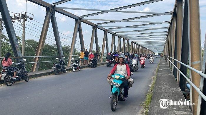 PERCOBAAN BUNUH DIRI - Seorang perempuan lanjut usia berinisial S (60) melakukan percobaan bunuh diri dengan cara melompat ke sungai Bengawan Solo dari Jembatan Pondok, Kecamatan Grogol, Kabupaten Sukoharjo, pada Senin (2/6/2025) siang. Aksi tersebut pertama kali diketahui oleh warga yang tengah melintas di sekitar lokasi kejadian.