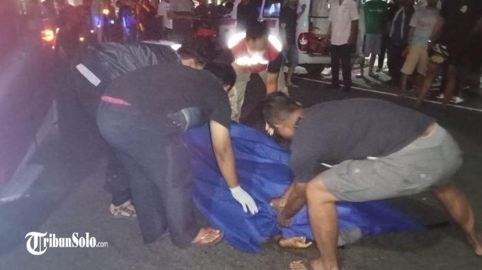 OLAH TKP - Petugas melakukan olah TKP. Seorang pria bernama EK (55) warga Wonogiri tewas setelah terlindas  bus yang baru saja dinaikinya pada Senin (16/6/2025) malam.