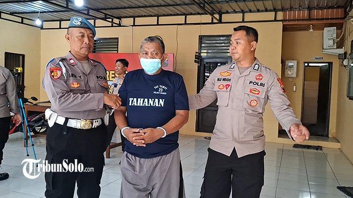 PENCURI UANG & EMAS - Seorang pria lansia Suparno (61) saat dihadirkan di Mapolsek Ngrampal, Sragen, Jumat (11/7/2025). Suparno ditangkap usai mencuri uang dan perhiasan emas di rumah warga Desa Gabus, Kecamatan Ngrampal, Kabupaten Sragen.