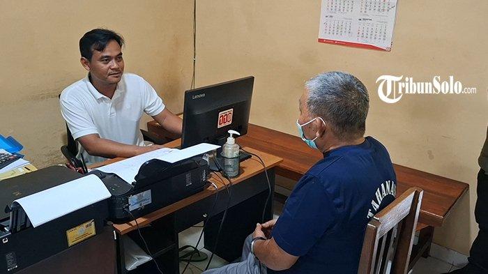 PENCURI UANG & EMAS - Seorang pria lansia Suparno (61) saat diinterogasi di Mapolsek Ngrampal, Sragen, Jumat (11/7/2025). Suparno ditangkap usai mencuri uang dan perhiasan emas di rumah warga Desa Gabus, Kecamatan Ngrampal, Kabupaten Sragen.