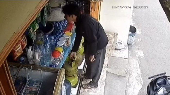 Seorang pria mencuri tabung gas elpiji berukuran tiga kilogram di sebuah warung kelontong di Kelurahan Kedung Halang, Kecamatan Bogor Utara, Kota Bogor. 