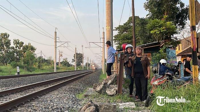 TERTABRAK KERETA - Seorang pria meninggal dunia usai tertabrak kereta di jalur perlintasan Kereta Rel Listrik (KRL) jurusan Palur–Yogyakarta, tepatnya di Stasiun Gawok, Kecamatan Gatak, Kabupaten Sukoharjo, pada Kamis (12/6/2025).Korban yang belum diketahui identitasnya itu dipastikan oleh pihak Puskesmas Gatak meninggal dunia dengan luka serius.