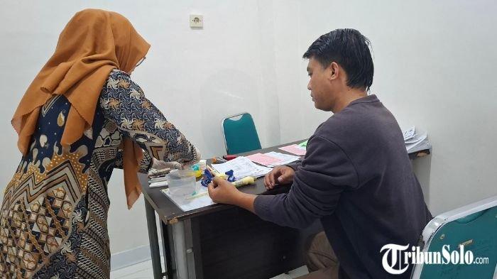 PEMERIKSAAN KESEHATAN GRATIS. Seorang warga melakukan screening kesehatan sebelum masuk ke Puskesmas Sragen, Kamis (30/1/2025).  Pemeriksaan kesehatan gratis (PKG) saat ulang tahun siap dijalankan di Kabupaten Sragen mulai Februari 2025.