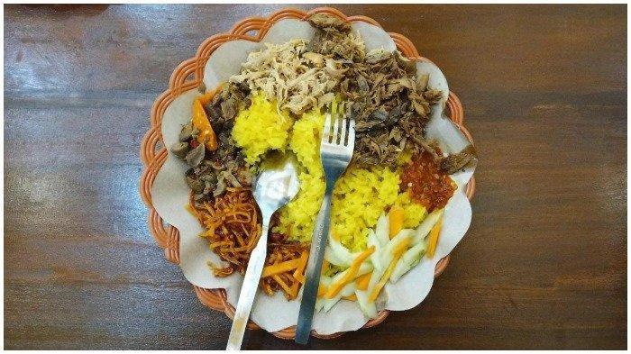 Seporsi Nasi Kuning Bang Ro dengan aneka pilihan lauk