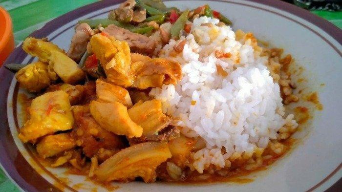 Seporsi menu Rica Bu Sartini di dekat kampus ISI dengan rasa pedas dan harganya terjangkau.