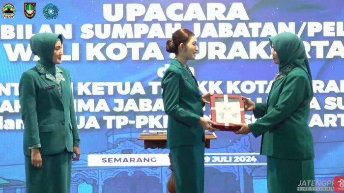 Serah terima jabatan Ketua Tim Penggerak PKK Solo dari Selvi Ananda ke Mukilah Budi Murtono.