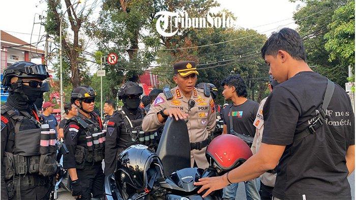 Setidaknya ada 70-an supporter yang diamankan oleh pihak keamanan di sekitar area Stadion Manahan pada Sabtu sore.