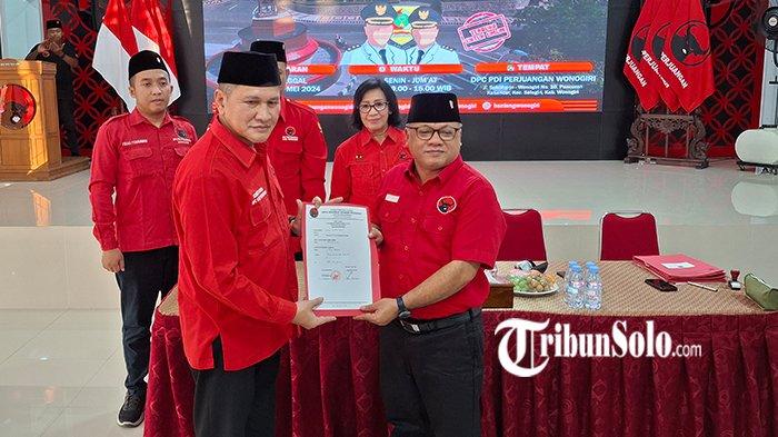 Setyo Sukarno saat mendaftar penjaringan calon bupati di PDI Perjuangan Wonogiri, Jumat (30/5/2024).